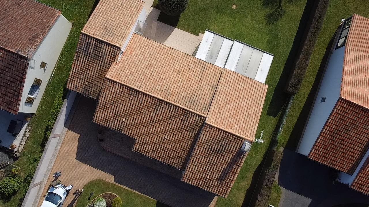Vue aérienne d'une toiture complète après rénovation