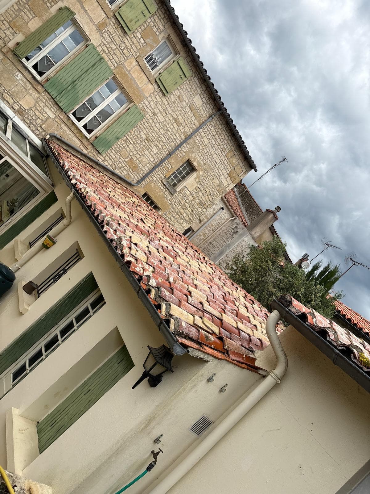 Gouttière et zinguerie sur maison basque traditionnelle